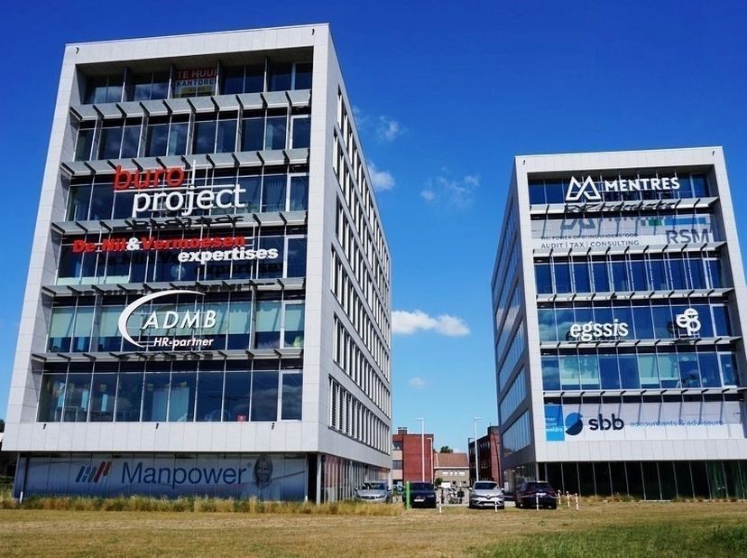 Bureau paysager de 340m² au 3ème étage à Keppekouter à Alost - Erembodegem<br />
Emplacement: emplacement visible le long de l'E40 à Erembodegem; faci