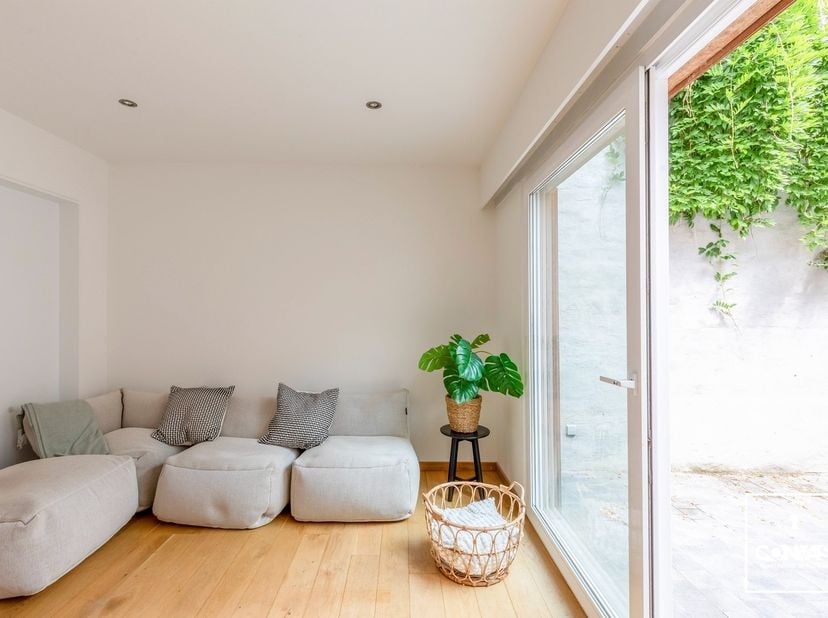 Bij het binnenkomen verwelkomt de inkomhal je in de woning. Verder vinden we op het gelijkvloers een keuken, een gezellige eetkamer en een lichtrijke