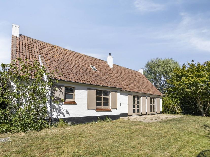 Zeer rustig gelegen, op een ruim perceel van 1273 m², in de Sint-Hermesstraat te Sint-Idesbald vinden we deze charmante woning te koop. Het huis besch