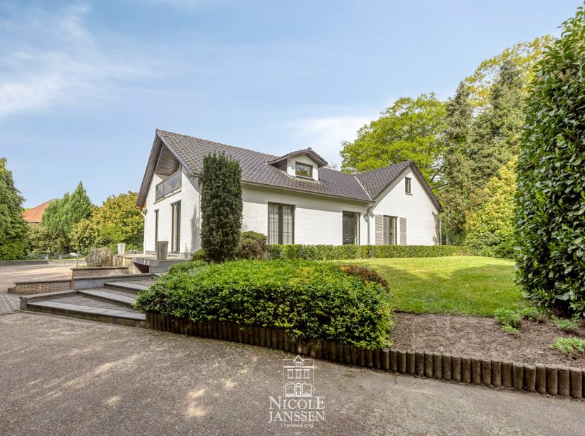 Met circa 306m² woonoppervlakte, 4 slaapkamers, 2 leefruimtes en een afzonderlijk toegankelijk gedeelte, past de woning zich moeiteloos aan verschille