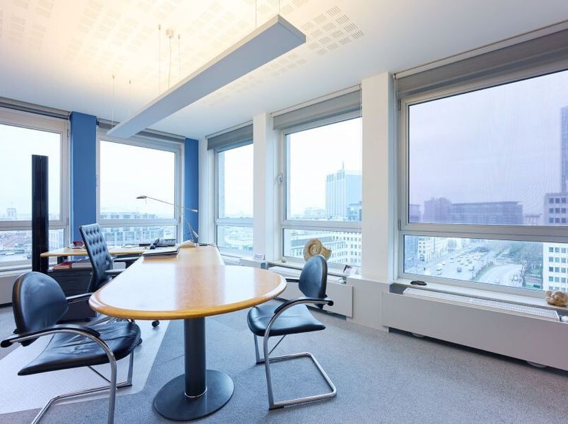 Dit kantoorgebouw aan de Kunstlaan biedt je de mogelijkheid om je bedrijf te vestigen op een van de meest prestigieuze locaties in het zakelijke hart