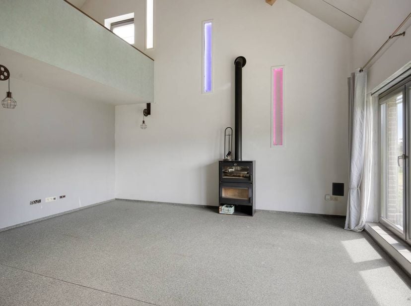Vous recherchez la paix, l'espace et le confort, mais vous ne voulez pas faire de compromis sur le luxe moderne ? Cette maison unique prête à emménage