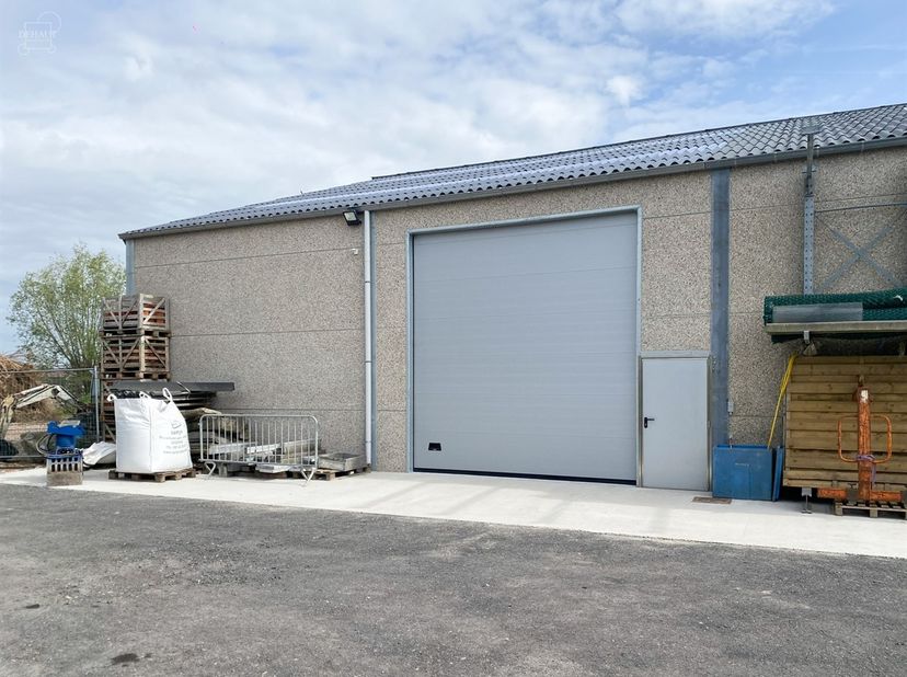 Grand hangar neuf (uniquement pour indépendants assujettis à la TVA).<br />
Accès sécurisé par portail et système de vidéosurveillance.<br />
Superf