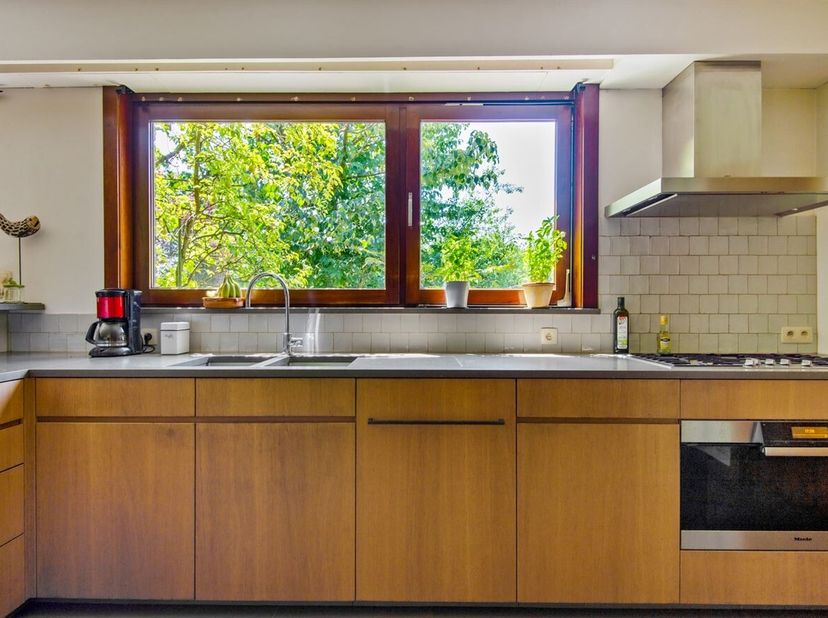 Deze uitzonderlijk ruime open bebouwing is gelegen in de rustige en gegeerde wijk Zevenbergen te Lier, op een uitstekende locatie nabij winkels, schol