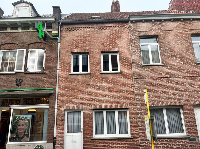 Maison avec 2 chambres, grenier et grand jardin de ville<br />
Situation : La propriété est située au 141 Patersstraat et bénéficie d'une situation pr