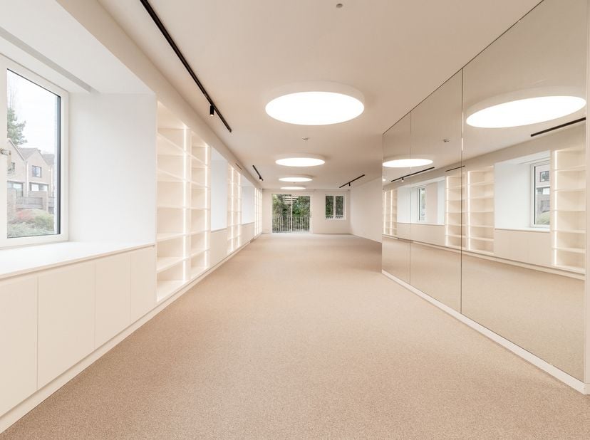 Entièrement rénové en 2024, ce bâtiment exceptionnel offre 950 m² répartis sur quatre étages avec ascenseur, un sous-sol et environ 12 places de parki