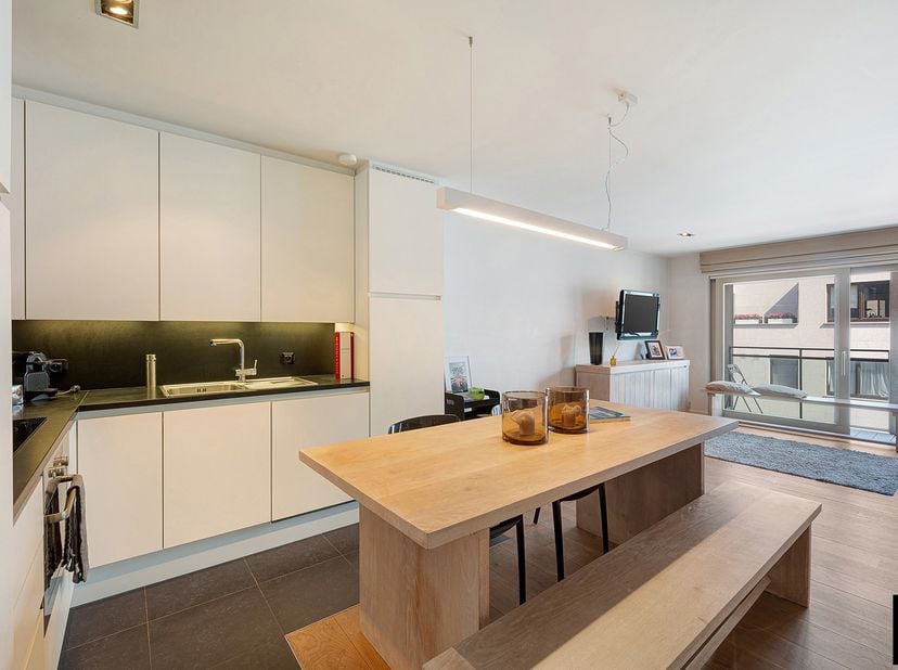 Appartement moderne et meublé situé dans un petit immeuble récent, dans un emplacement central près du centre-ville et de la plage Albert. Composition