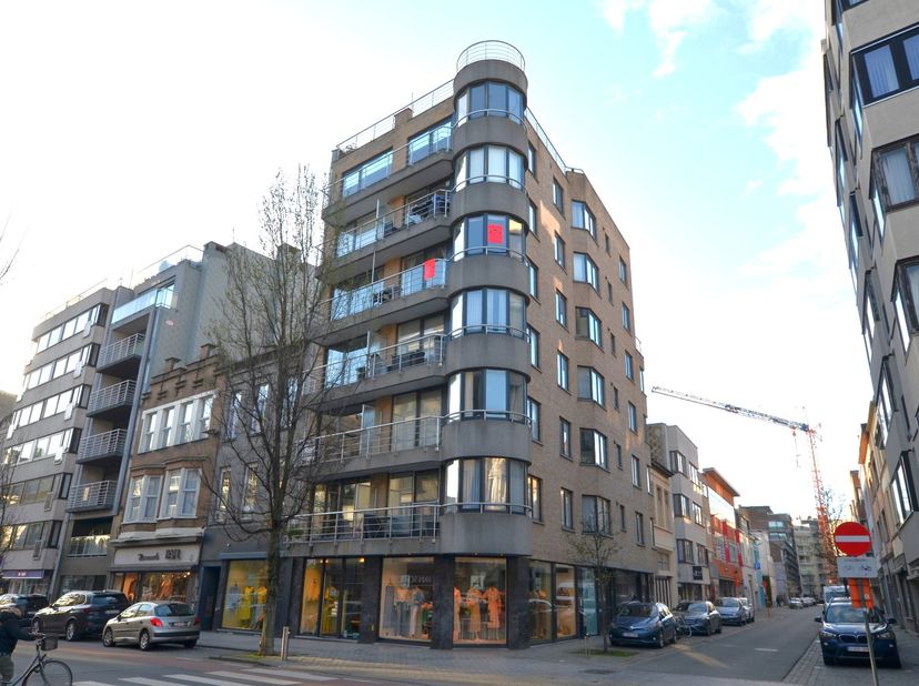 Zeer ruim dubbel appartement (180m²) voorzien over de volledig 4de verdieping, ideaal gelegen op  wandelafstand van zee/strand, Station Oostende, wink