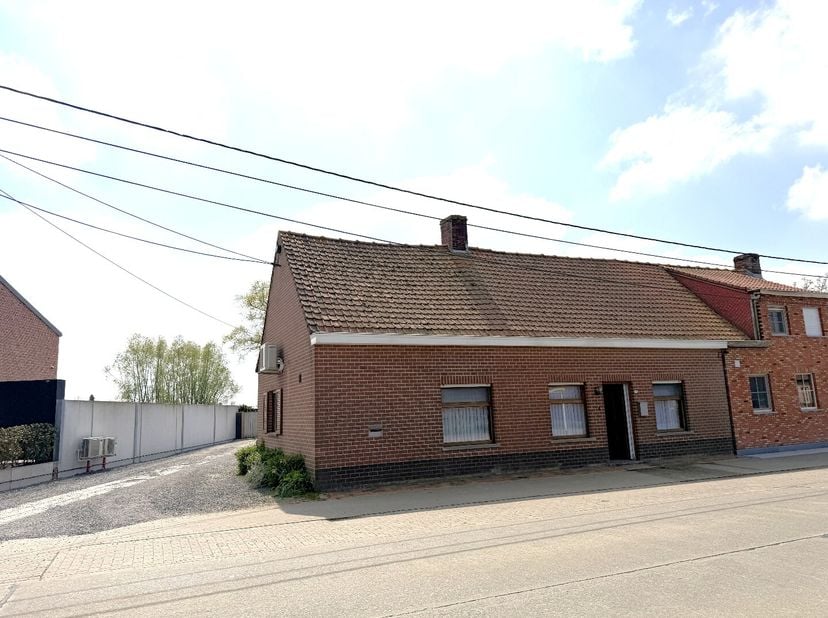 Inkomhal - leefruimte met keuken - veranda - badkamer - 3 slaapkamers<br />
Garage - tuin