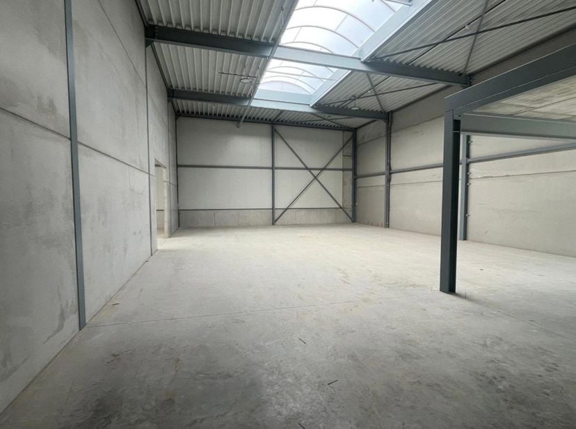 Magazijn van 230m² met ingebouwde mezzanine van 30m²<br />
Met 3 parkeerplaatsen<br />
Voorzien van 1 sectionaal poort.<br />
Nieuw KMO-park.<br />
ve