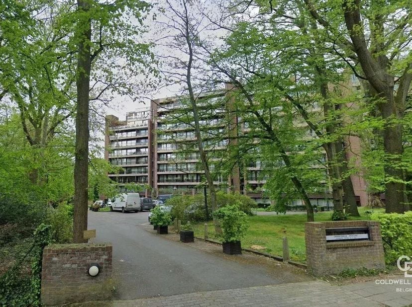 Dit mooie appartement op de 7de verdieping van de residentie "Le Cheridreux" ligt in een residentiële laan in de wijk van het Observatorium en is omge