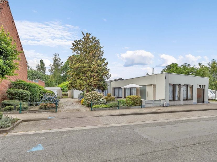 Unieke opportuniteit: woning met aansluitende bouwgrond op toplocatie!<br />
<br />
Deze halfopen bebouwing biedt een bewoonbare oppervlakte van 139 m