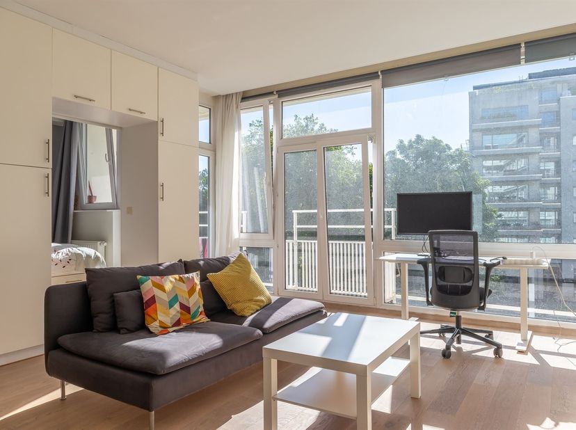 Property One biedt u dit charmante studio aan, ideaal gelegen tegenover het Bois de la Cambre en de Hippodrome, met een uitzonderlijke groene omgeving