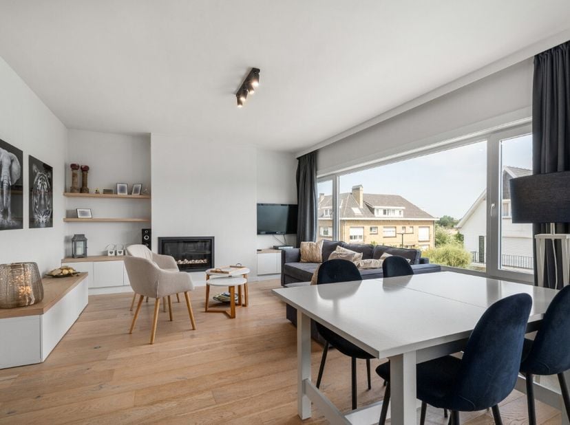 Gemeubeld appartement met 3 slaapkamers te huur Bent u op zoek naar een comfortabele woning op een rustige locatie aan de kust? Dit gemeubelde apparte