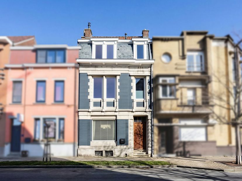 In één van de mooiste en meest gegeerde straten van Ronse bevindt zich deze prachtige art-deco herenwoning ontworpen door architect Lagache en gebouwd