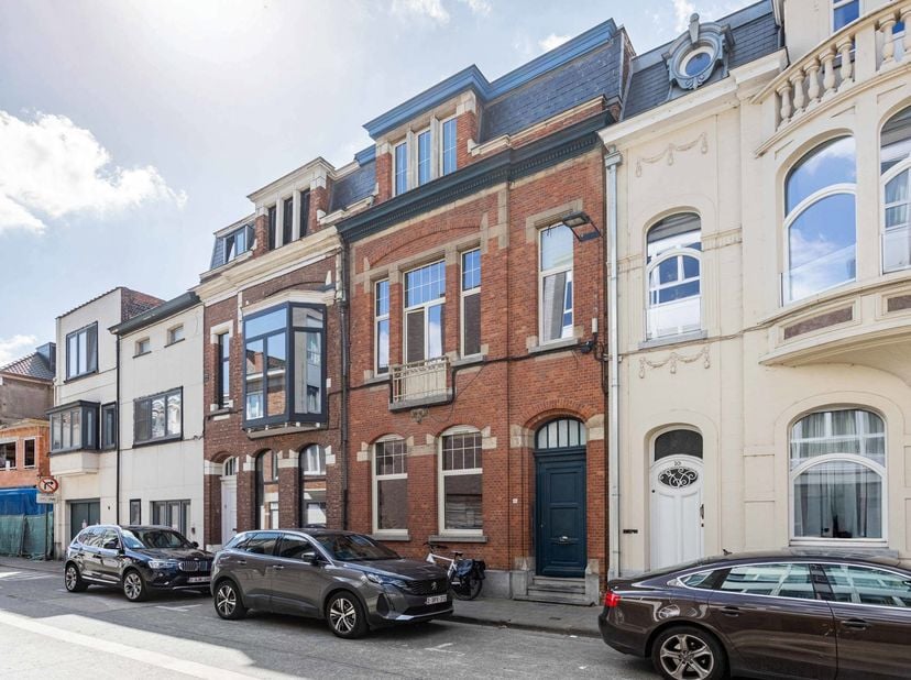 Deze volledig gerenoveerde studio is gelegen in het centrum van Aalst op wandelafstand van scholen, winkels en station. De studio bevindt zich op de e