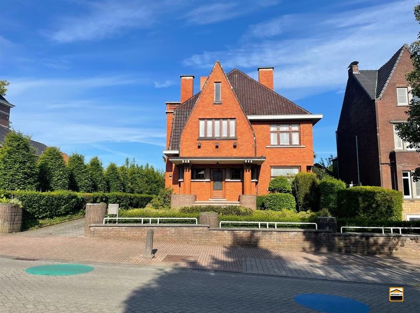 Beschermde Art-Décovilla met zonnige tuin in hartje Borgloon<br />
<br />
In het centrum van Borgloon bevindt zich deze uitzonderlijke beschermde Ar