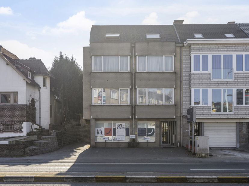 Dit gebouw van bouwjaar 1996 bestaat uit een handelsgelijkvloers en 3 appartementen. <br />
Het gebouw omvat op het gelijkvloers een handelsgelijkvloe