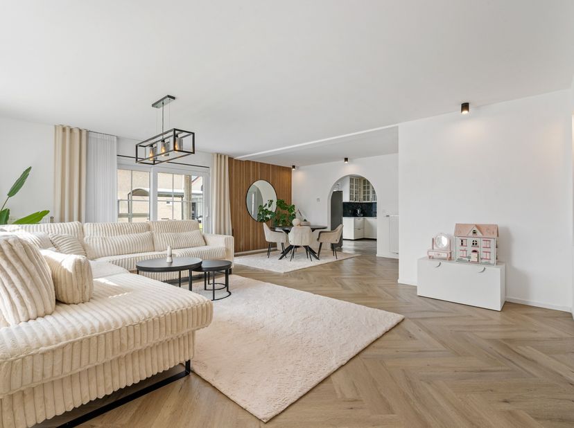 Deze woning in mediterrane stijl is rustig gelegen in Kaulille (Bocholt) op een perceel van 899 m². De woning beschikt over een inkomhal met gastentoi