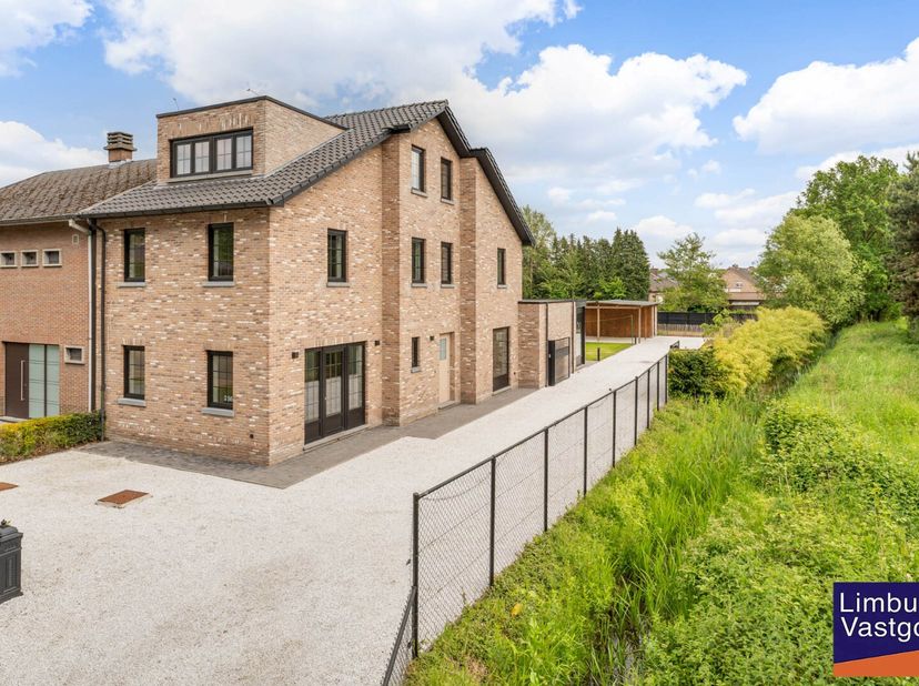 In een rustige en residentiële omgeving te Kuringen bevindt zich deze exclusieve halfopen bebouwing op een perceel van 9a 53ca. De woning combineert h