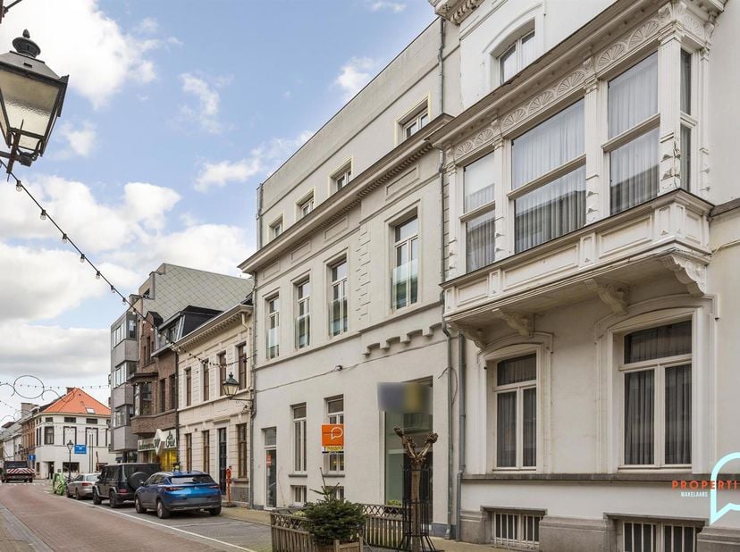 Voor meer info of een bezoek contacteer Sebastian via 0497 12 60 26 of mail naar sebastian@properties-makelaars.be.<br />
Zeer goed onderhouden, recen