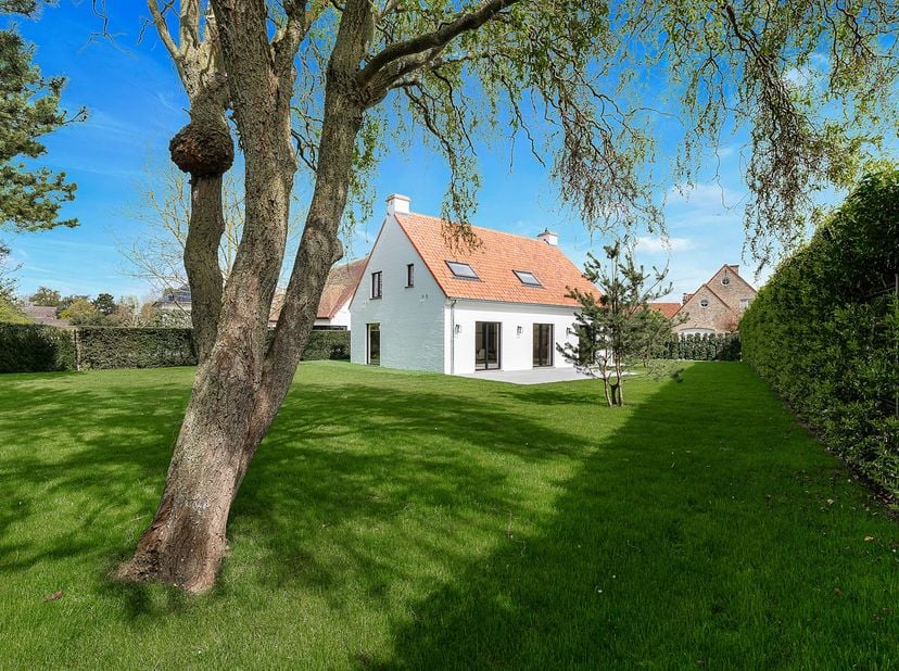 Charmante alleenstaande, gerenoveerde woning op een perceel van 966 m², rustig gelegen in een residentiële omgeving aan de rand van Knokke. Indeling: