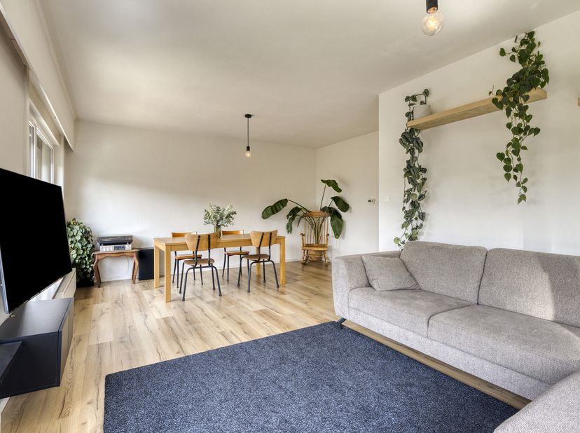 Dit recent gerenoveerd (2021) en lichtrijk appartement met garage, oprit, tuin en terras is gelegen in een rustige straat grenzend aan het Rozebroeken