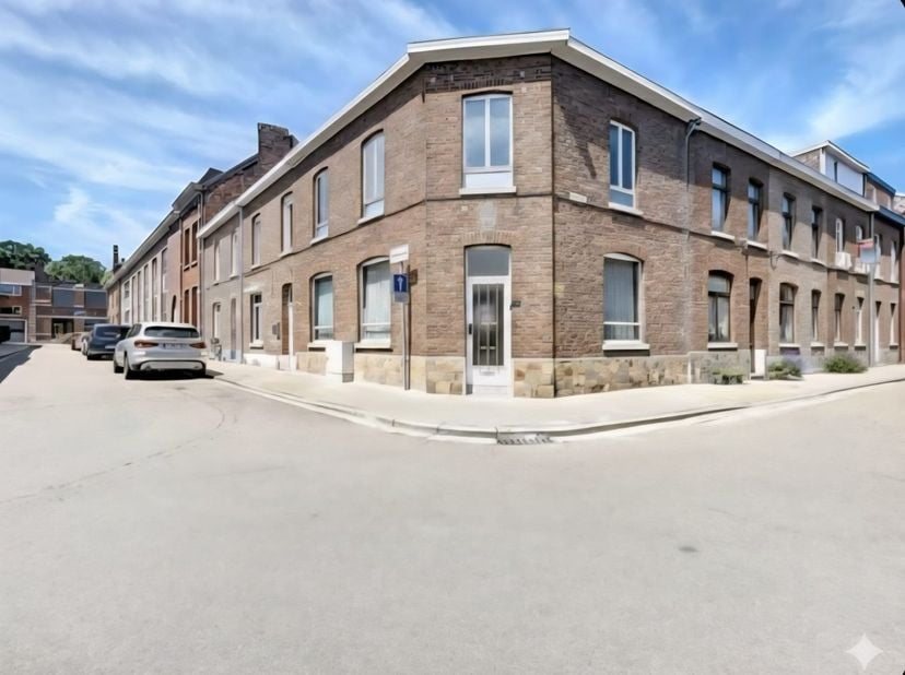 Beschrijving:<br />
<br />
Pal in het centrum van Sint-Truiden, nabij de Grote Markt en het stadspark, vinden we deze charmante recent gerenoveerde ge