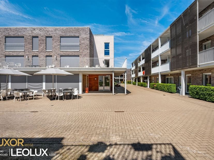 Immo Luxor biedt deze aangename serviceflat te koop aan, gelegen in de verzorgde Residentie Oase in Wolvertem. De serviceflat beschikt over één comfor