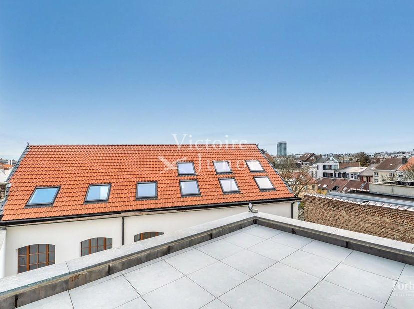 In een van de meest gegeerde wijken van Elsene ontdekt u dit prachtige duplexappartement met 3 slaapkamers, dat een grondige renovatie heeft ondergaan
