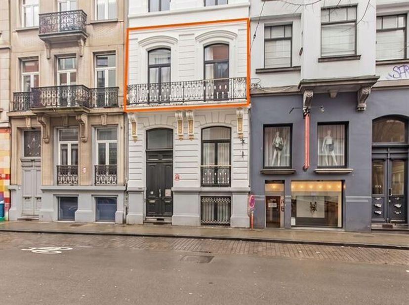 Instapklaar 2-slaapkamerappartement in stijlvol herenhuis te Elsene<br />
Biedingen vanaf 375.000 € (onder voorbehoud van aanvaarding door de eigenaar