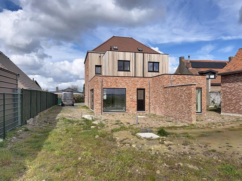 Bent u op zoek naar een huis met karakter en potentieel? Deze charmante woning te koop in Tiegem (Anzegem) biedt de perfecte combinatie van ruimte, ru