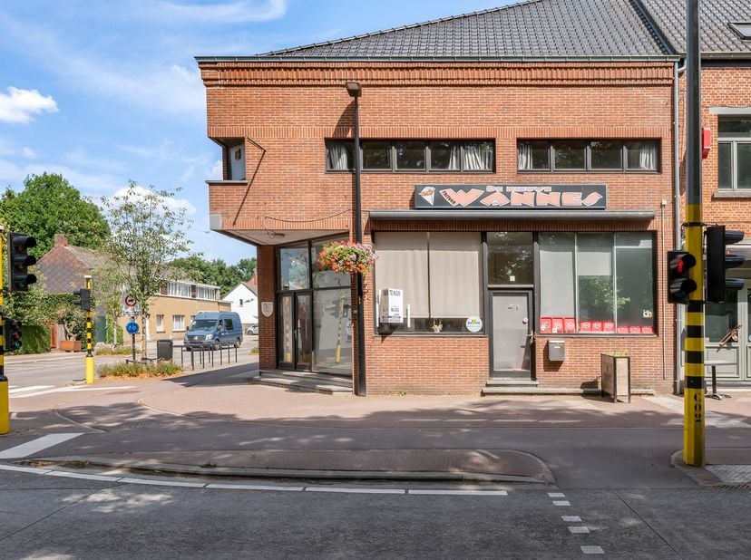 Deze ingerichte frituur is gesitueerd op een ware toplocatie in het centrum van de gemeente Olen.<br />
<br />
Het pand met hoekligging bestaat op het