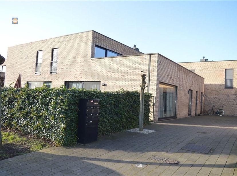 Magnifique appartement de plain-pied à l'intérieur très lumineux à proximité des grands magasins et des bretelles d'accès à l'A12 et à la N16.<br />
L