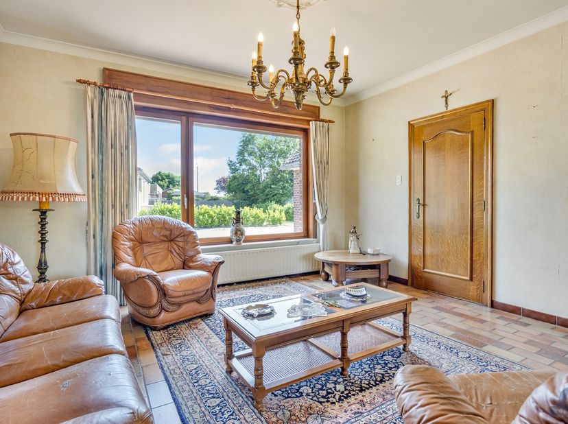 Bent u op zoek naar een woning die u volledig naar uw eigen smaak kunt renoveren, op een rustige locatie met een prachtig groen uitzicht? Dan is deze