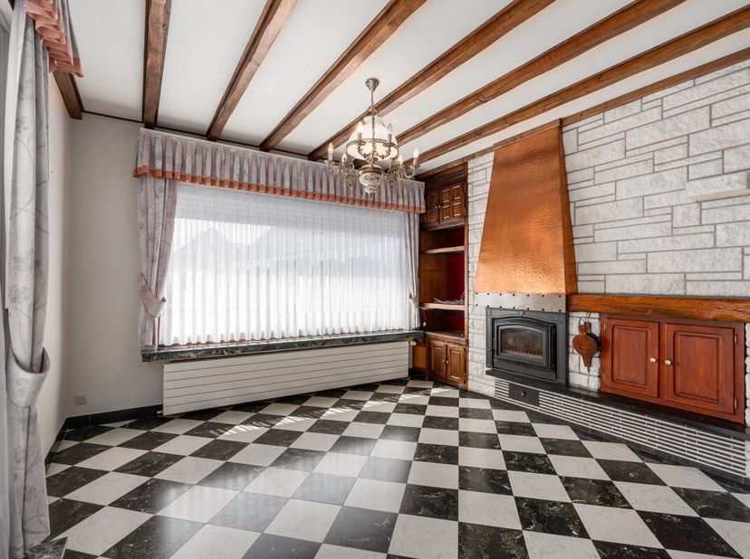 À vendre: maison située au calme avec garage et grand jardin à Sint-Denijs.Cette charmante maison parfaitement entretenue à Sint-Denijs (Zwevegem) est