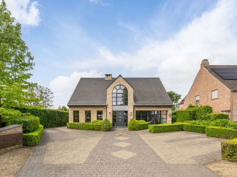 Ligging:<br />
Deze woning is gelegen in Oosterwijk, vlak bij het centrum van Olen en op korte afstand van Westerlo en Herentals. Winkels, scholen en