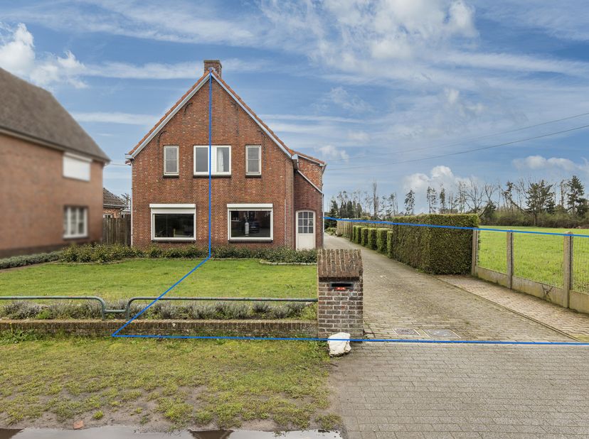 Landelijk gelegen half open woning met garage/bijgebouw op 610 m² grond.<br />
Indeling gelijkvloers:<br />
Inkomhal met trapopgang. Vanuit de inkomha