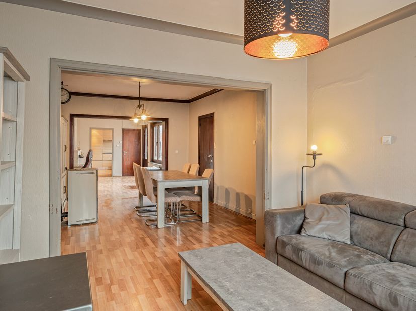 Situé sur la Gaversesteenweg, dans un emplacement stratégique à Deinze, cette maison mitoyenne se trouve à distance de marche des commerces, des école