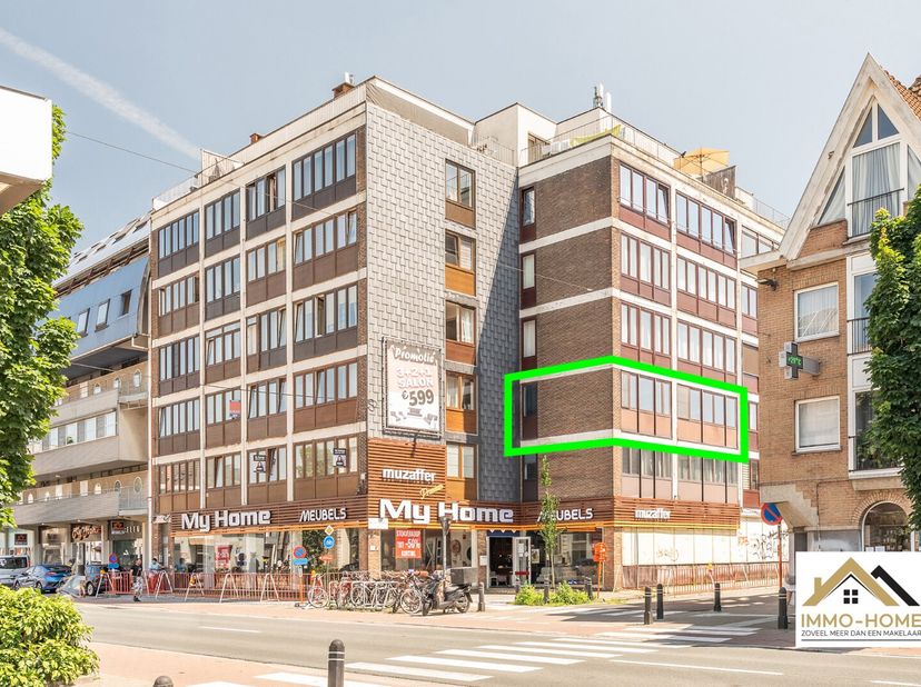 Dit ruime appartement vinden we terug op de tweede verdieping van het complex, en is te bereiken via zowel lift als trap. Je komt terecht in een riant