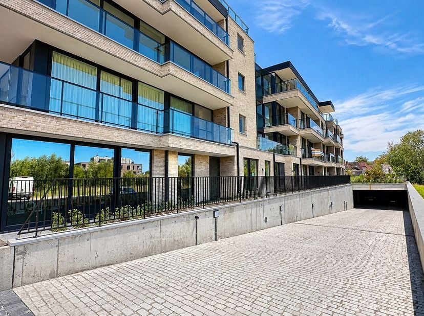 Ontdek dit nieuw éénslaapkamerappartement in de nieuwbouwresidentie ESTEE, prachtig gelegen langs de Damse Vaart in Brugge. Dankzij de onmiddellijke n