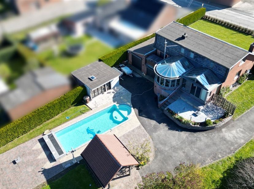 Prachtige villa op +/- 23 are 10 centiares in het hart van het dorp Blicquy!<br />
Dit goed onderhouden huis biedt ruime accommodatie met een bewoonba