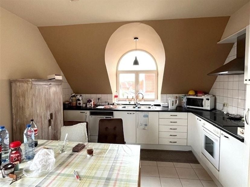 Dakappartement met 2 slpks., terras garagebox in het centrum van Vosselaar. <br />
Ligging: Gunstig gelegen appartement in het centrum van Vosselaar <