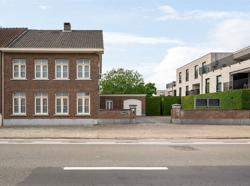 Ruime woning met 3 slaapkamers op 1.095 m²<br />
Thans vergund als kantoorgebouw, mogelijkheid tot omvormen naar woning mits functiewijziging.<br />
L