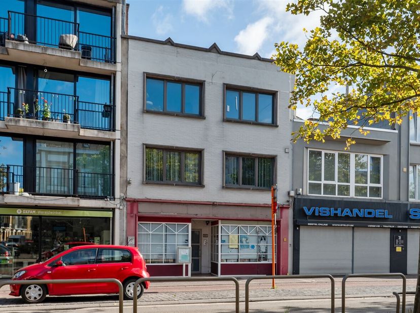 Recent gerenoveerd appartement (75m²) met twee slaapkamers, biedt tal van mogelijkheden voor starters of als investering, op toplocatie te Mortsel! <b