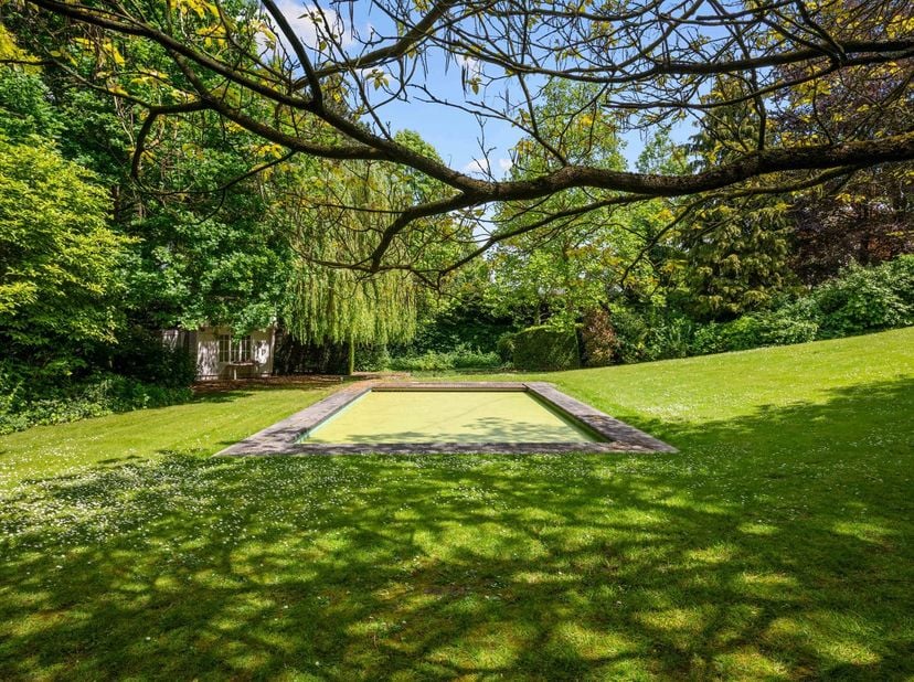 VILLA met 7 slaapkamers op uiterst gegeerde residentiële locatie in Kortrijk <br />
Deze authentieke en charmante villa, die zich onderscheidt door ha