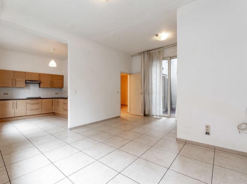 ELSENE – Nabij de Vijvers van Elsene en het Flageyplein, op het gelijkvloers van een gebouw met 3 verdiepingen, mooi APPARTEMENT (1SLPK/1DKR) van ±62m