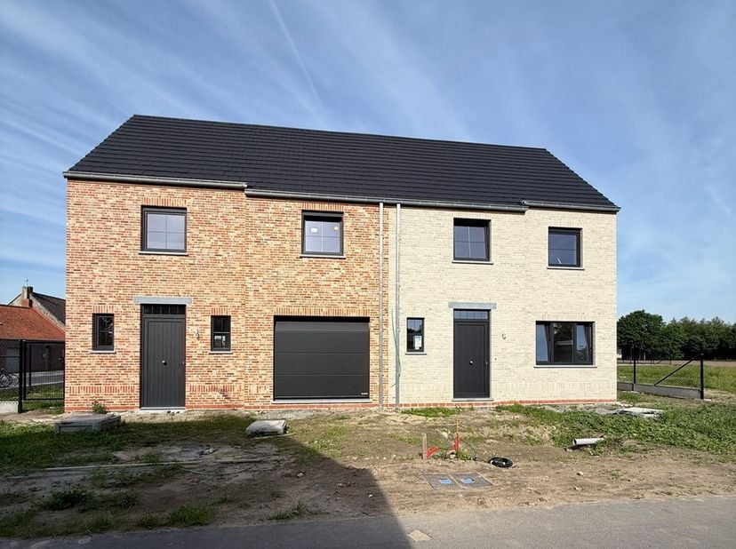 Op een steenworp van het centrum van Wingene ontwikkelt Hectaar vijf hedendaagse nieuwbouwwoningen.&amp;nbsp;Deze zijn uitgerust met een lucht-water warmt