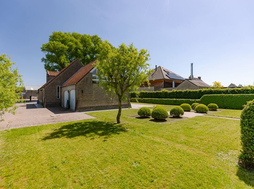 Pour plus d’informations ou pour planifier une visite, contactez Deborah via deborah@vicusvastgoed.be ou au 0479/768.126<br />
À VENDRE – Spacieuse vi