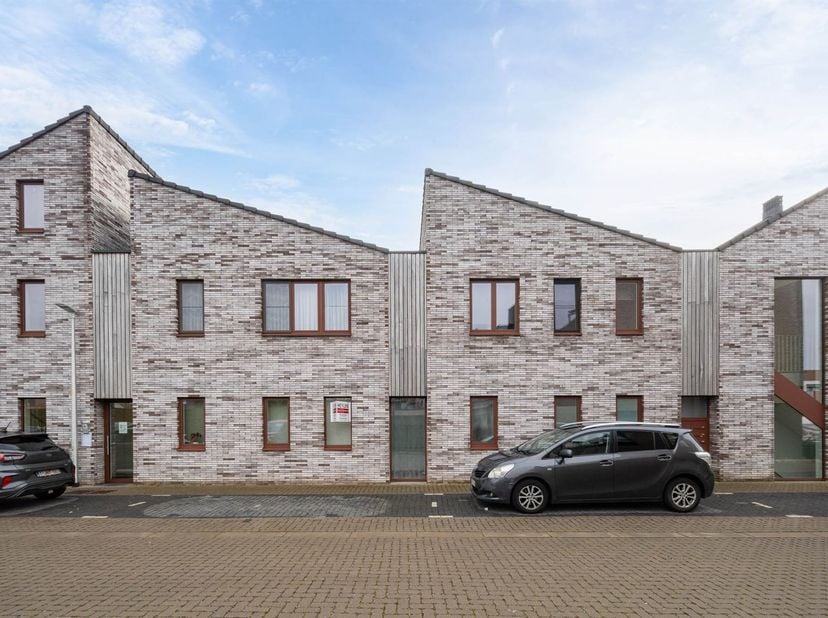 Gelegen net buiten het centrum van Heusden-Zolder vinden we dit instapklare gelijkvloerse appartement terug in de rustige Residentie Verde, op het adr